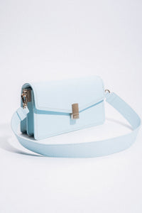 Frontalansicht der hellblauen Damen-Schultertasche aus echtem Leder mit Riemen.