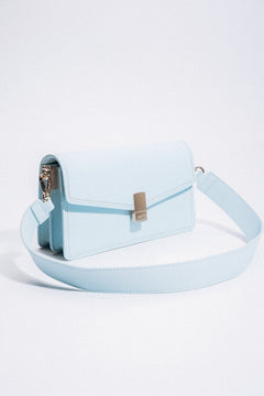 Frontalansicht der hellblauen Damen-Schultertasche aus echtem Leder mit Riemen.