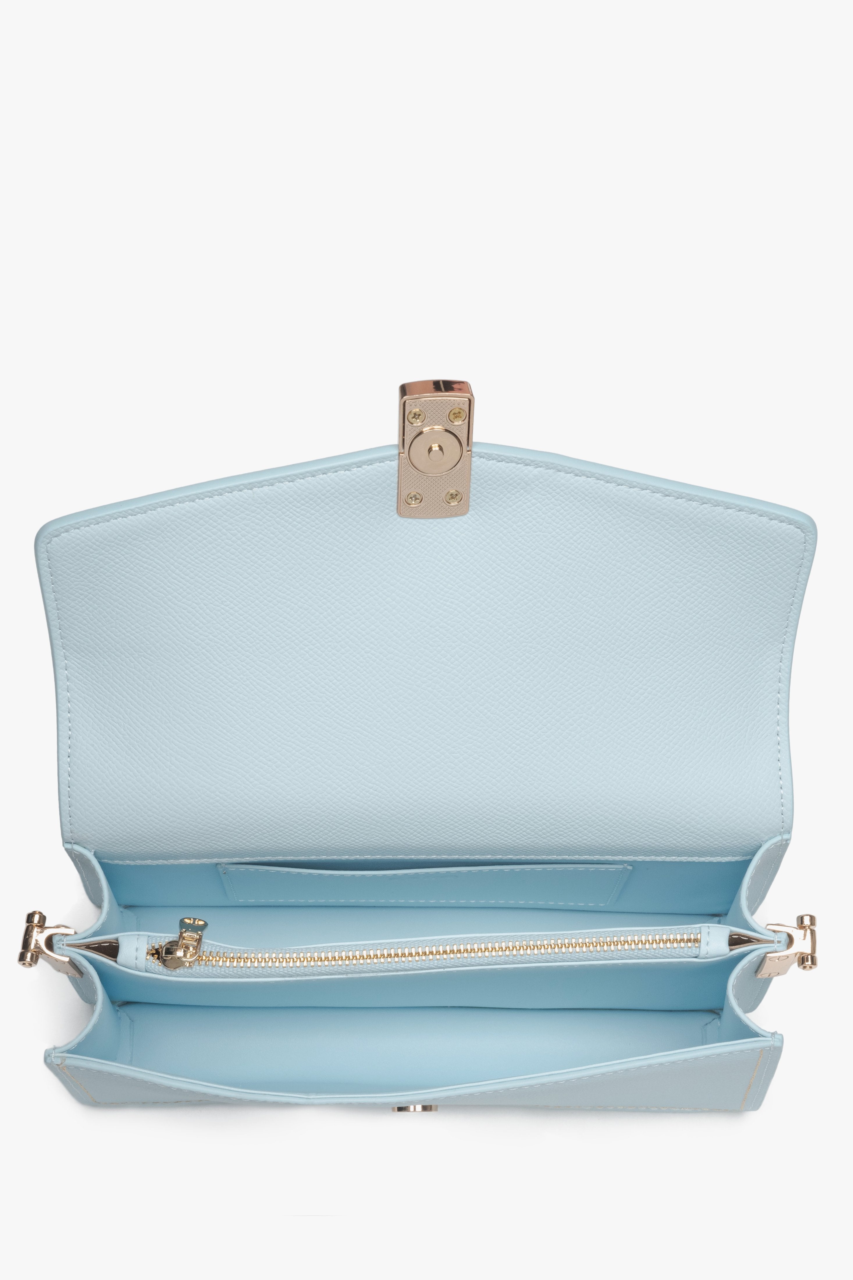 Innenansicht der geöffneten hellblauen Schultertasche mit Fächern.