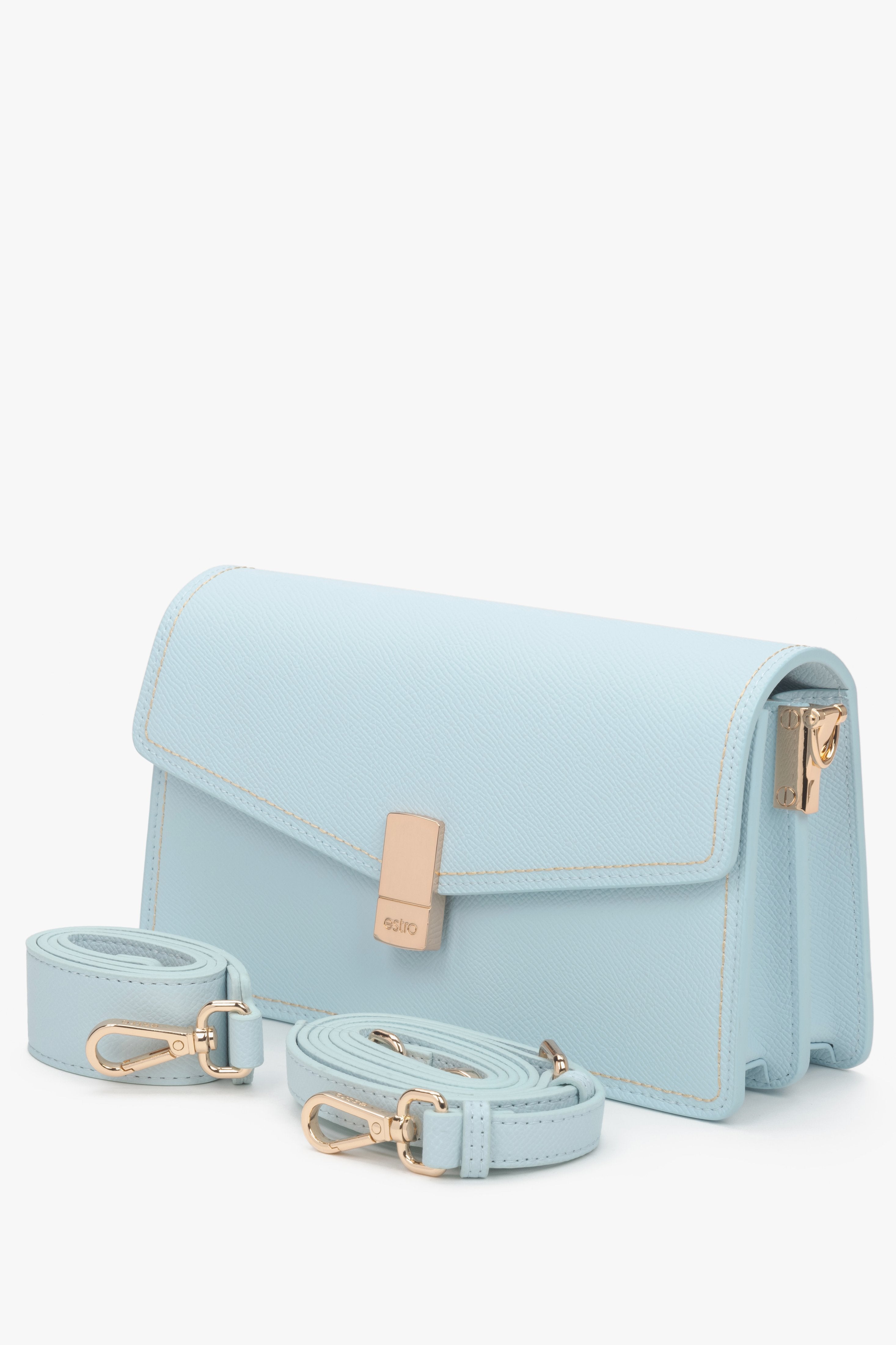 Draufsicht auf die hellblaue Ledertasche mit Trageriemen und goldfarbenen Details.