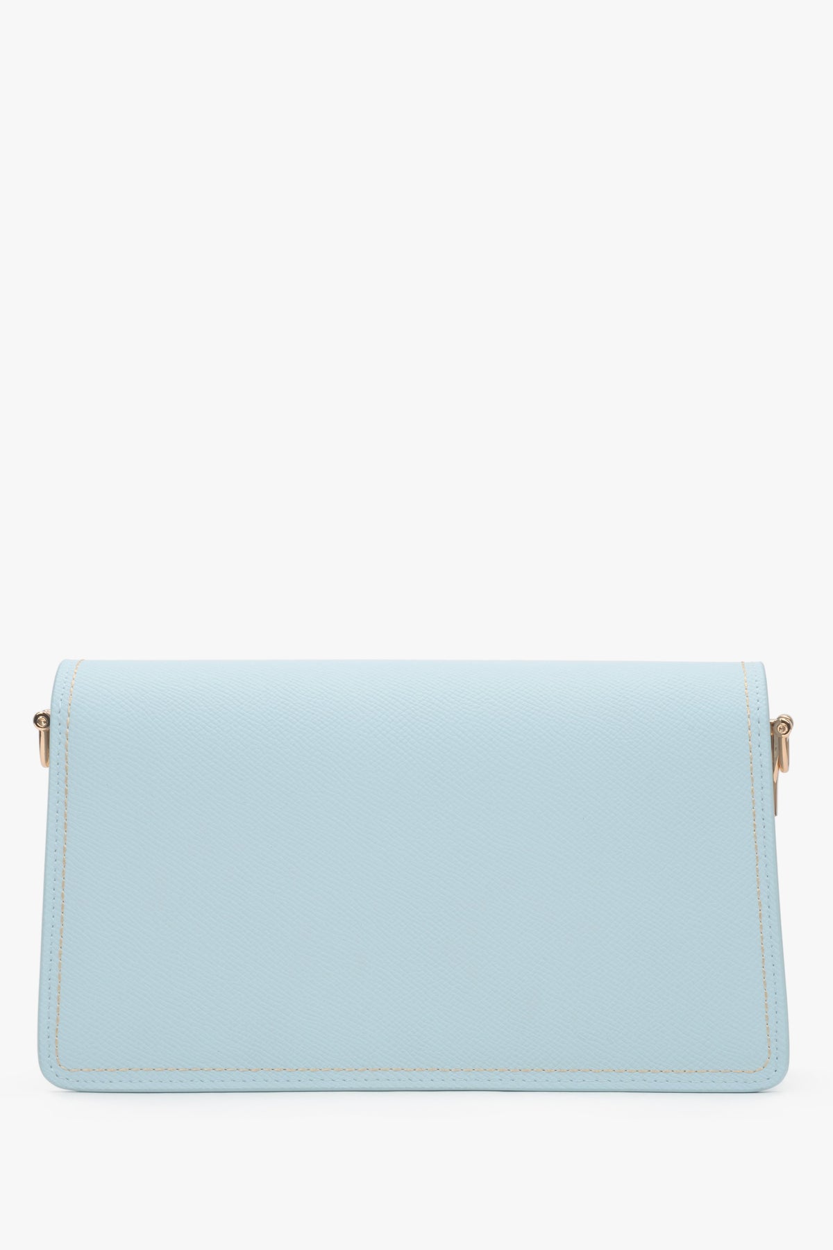 Rückansicht der kompakten hellblauen Damen-Schultertasche von Estro.