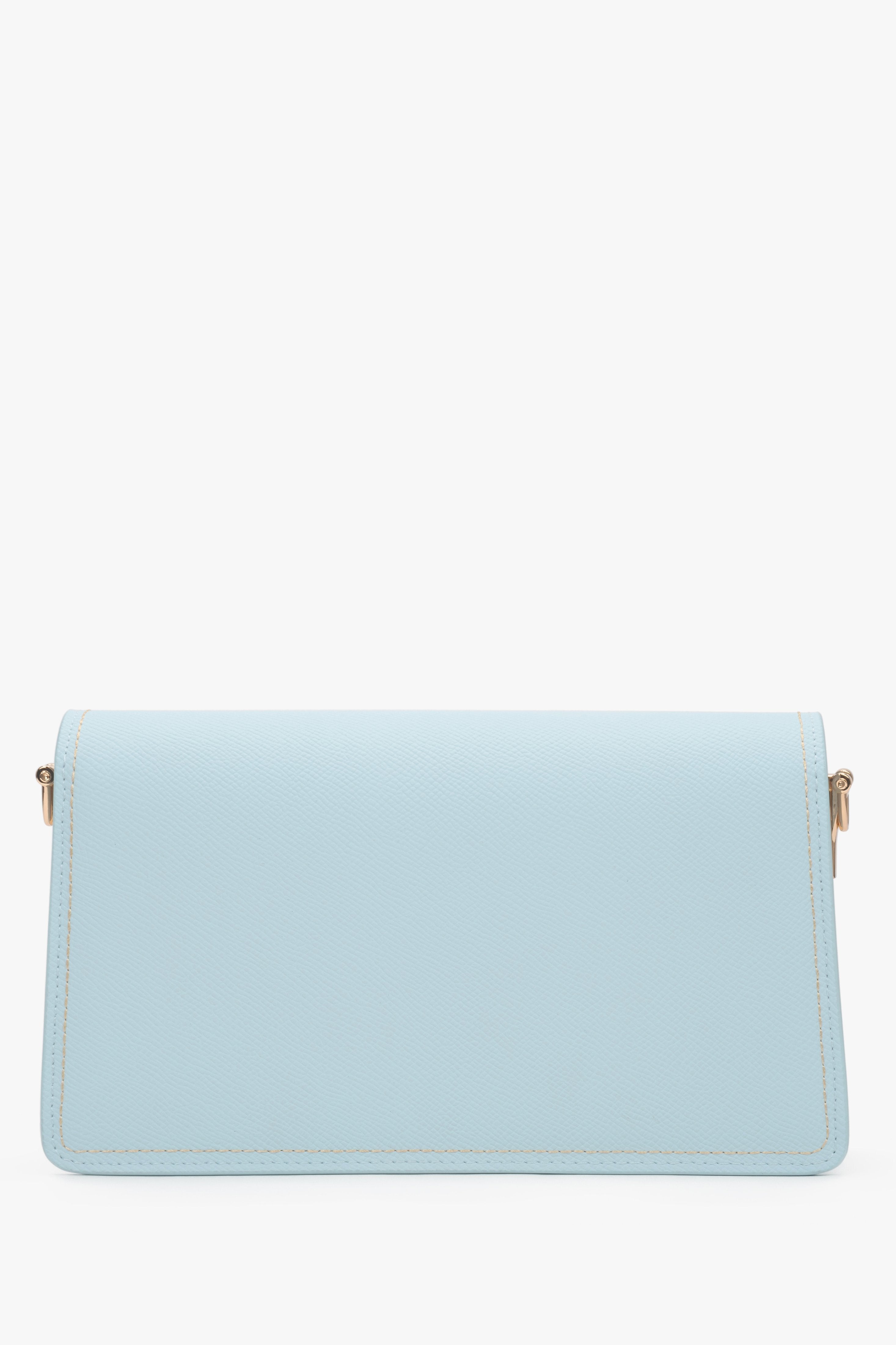 Rückansicht der kompakten hellblauen Damen-Schultertasche von Estro.