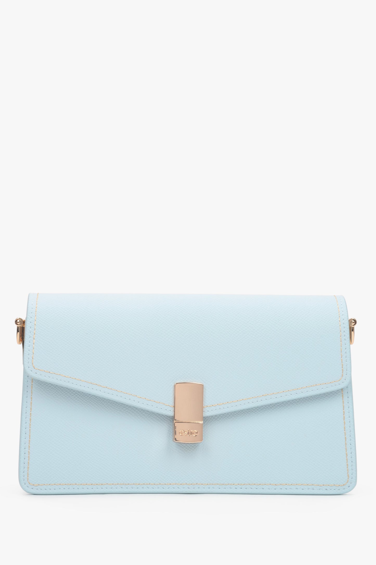 Hellblaue Damenhandtasche aus Leder mit langem Schulterriemen.