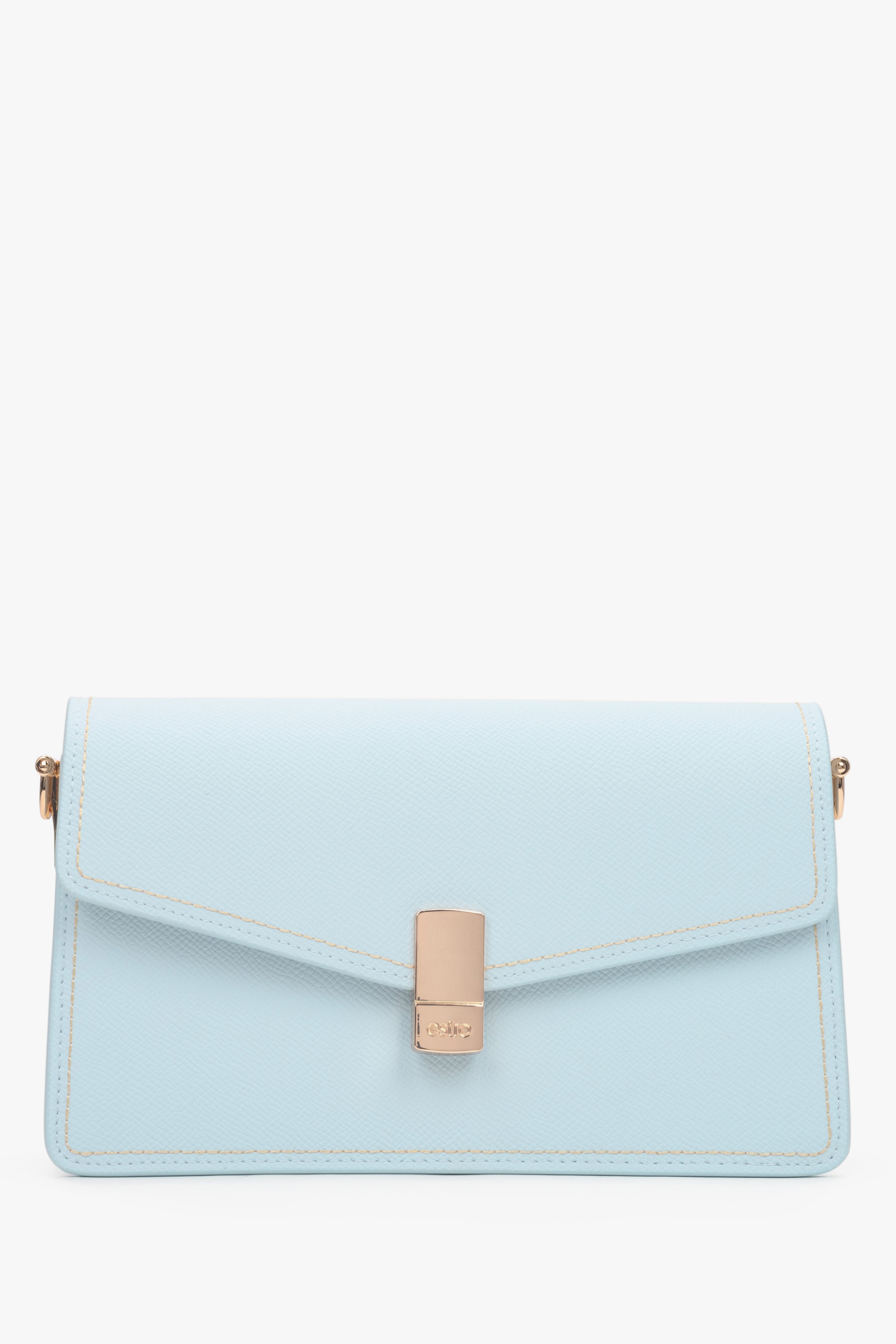 Hellblaue Damenhandtasche aus Leder mit langem Schulterriemen.