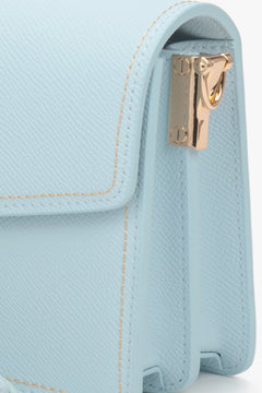 Seitenansicht der hellblauen Leder-Schultertasche mit elegantem Profil