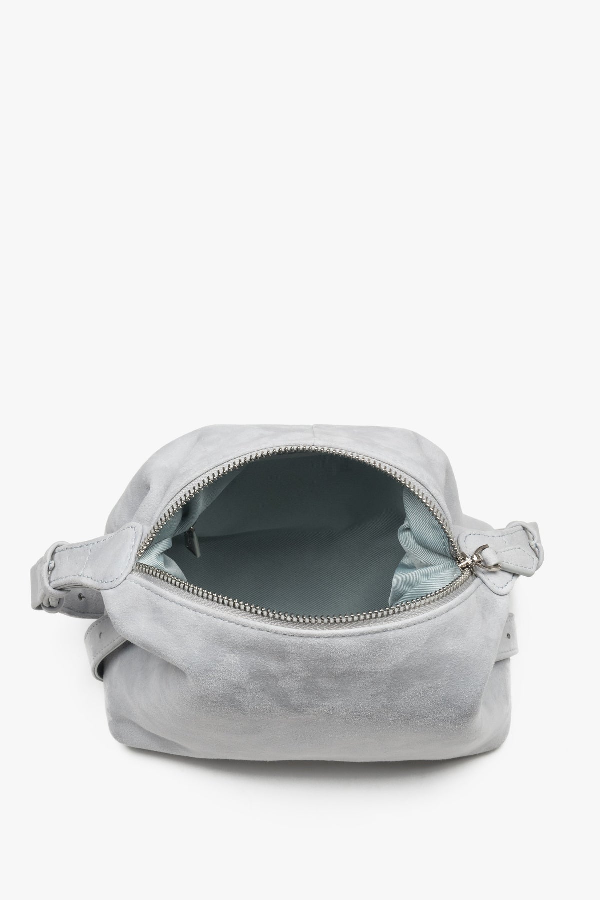 Innenansicht der hellblauen Handtasche aus weichem Velours mit Reißverschluss