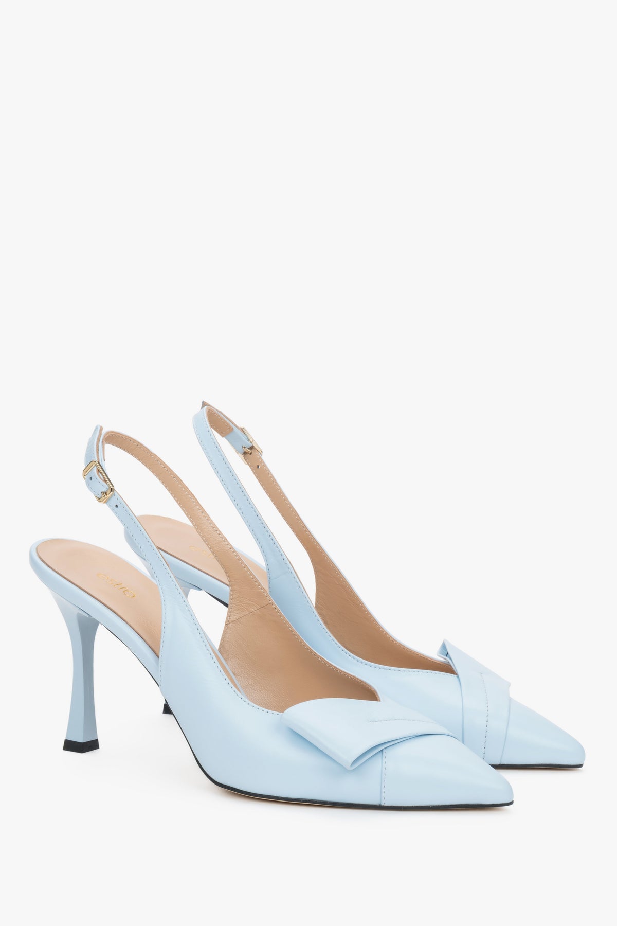 Hellblaue Damen-Slingback-Pumps aus Leder in schräger Vorderansicht