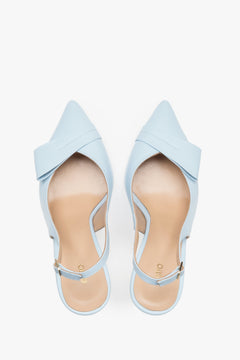 Hellblaue Damen-Slingback-Pumps aus Leder von oben als Paar