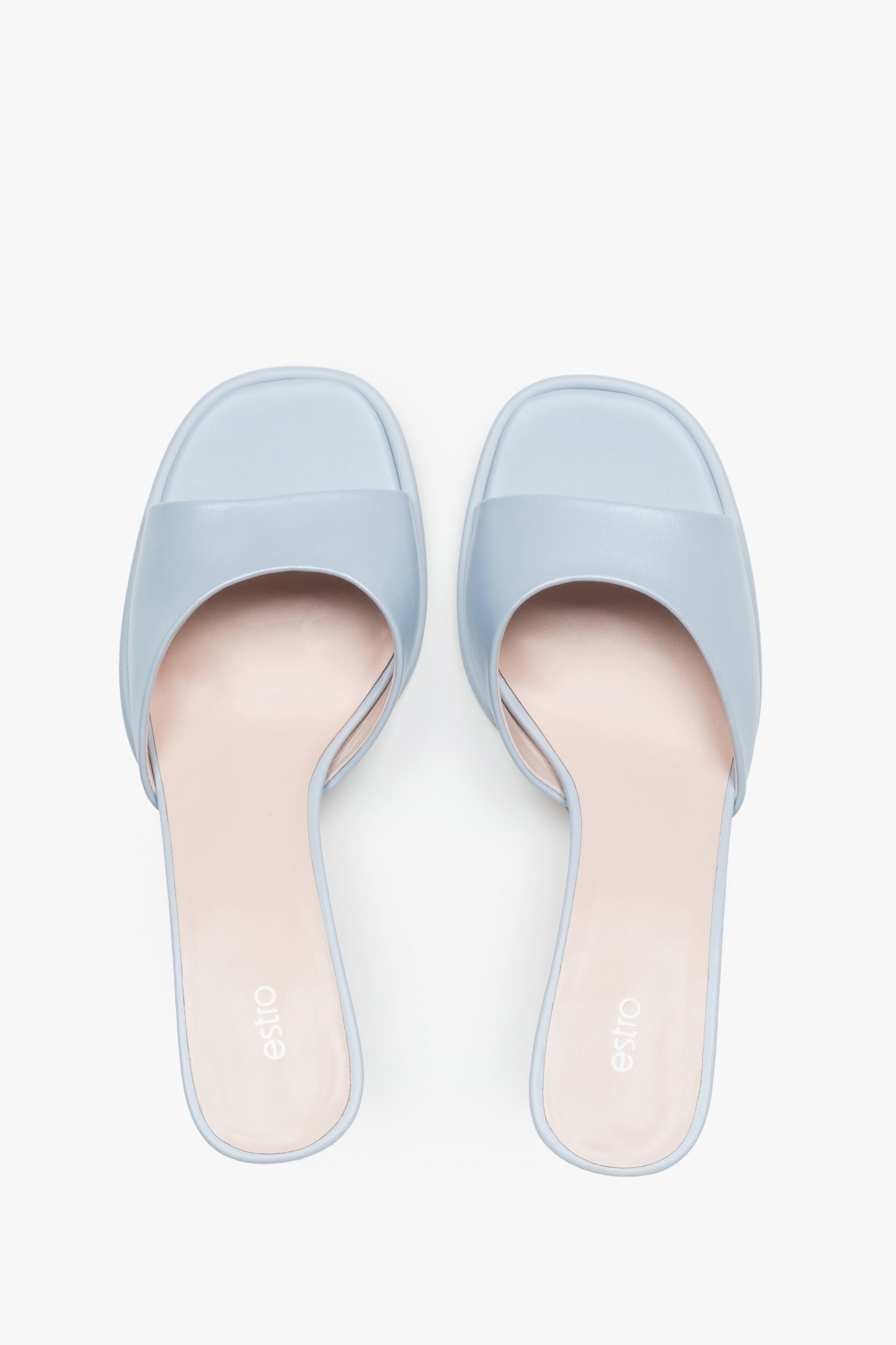 Nahaufnahme der hellblauen Glattleder-Struktur bei den Absatz-Mules.