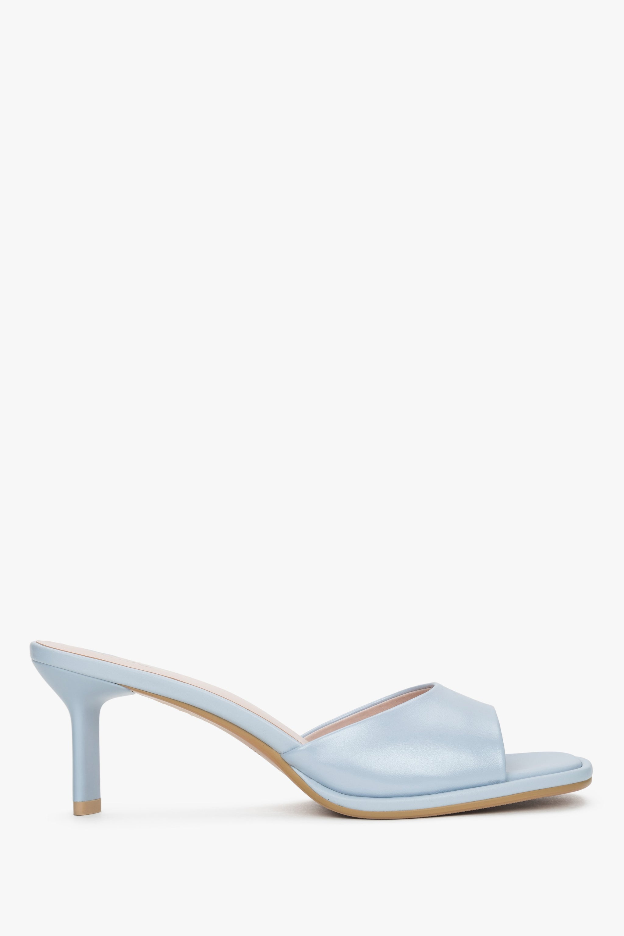 Elegante hellblaue Leder-Pantoletten dla Damen.