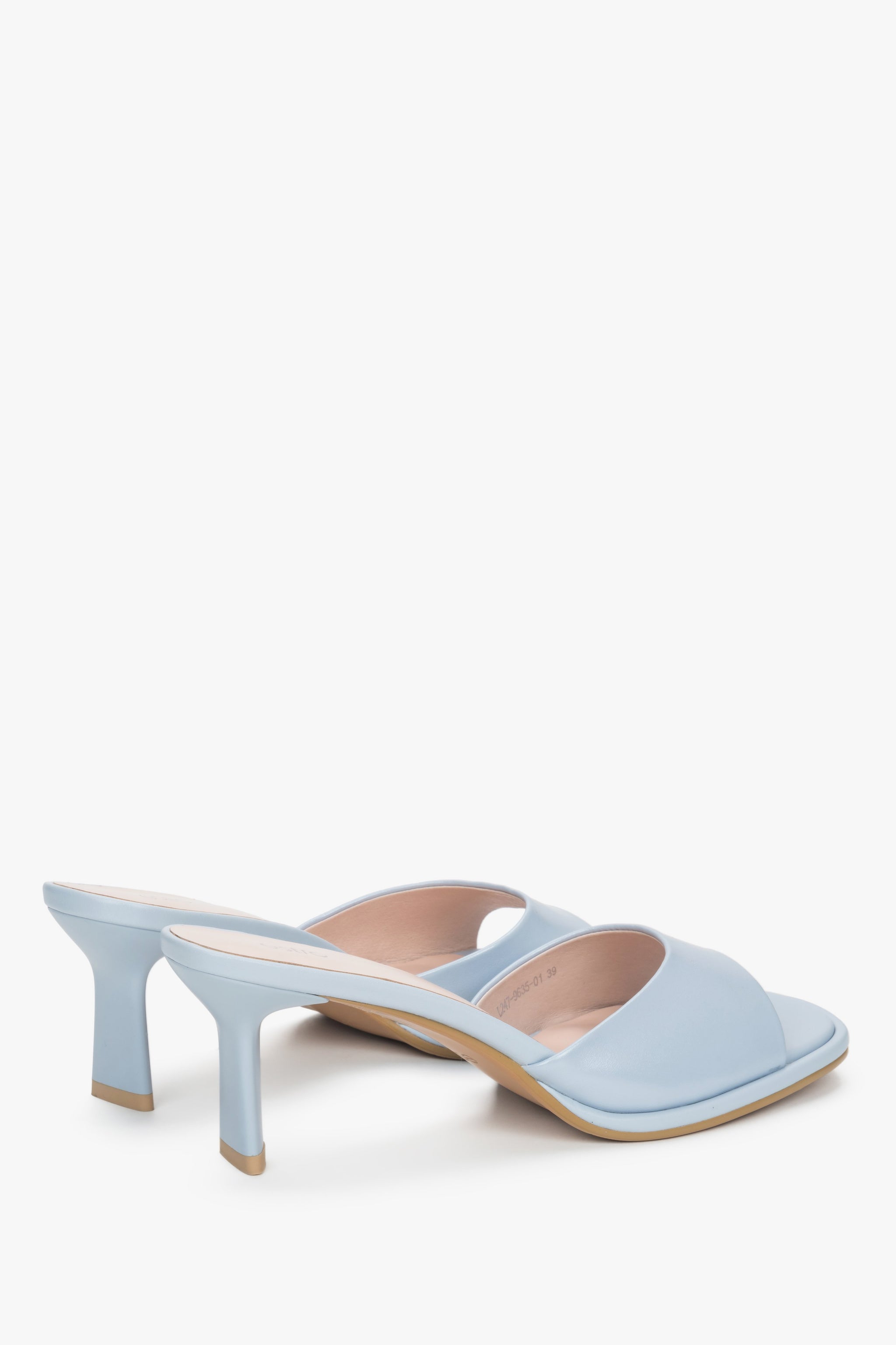 Bequeme hellblaue Leder-Sandaletten ohne Fersenriemen mit Absatz.