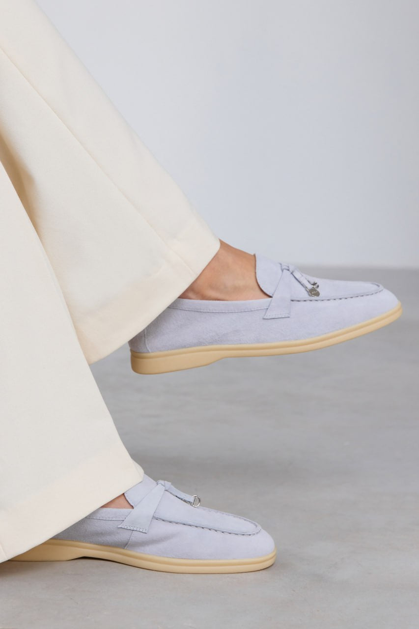 Detailaufnahme der hellblauen Mokassins während des Tragens.