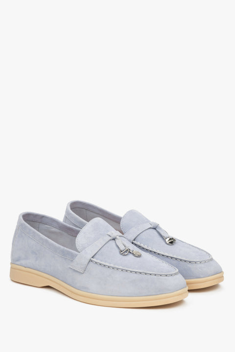 Hellblaue Damen-Mokassins von Estro aus weichem Veloursleder mit Zierquaste.