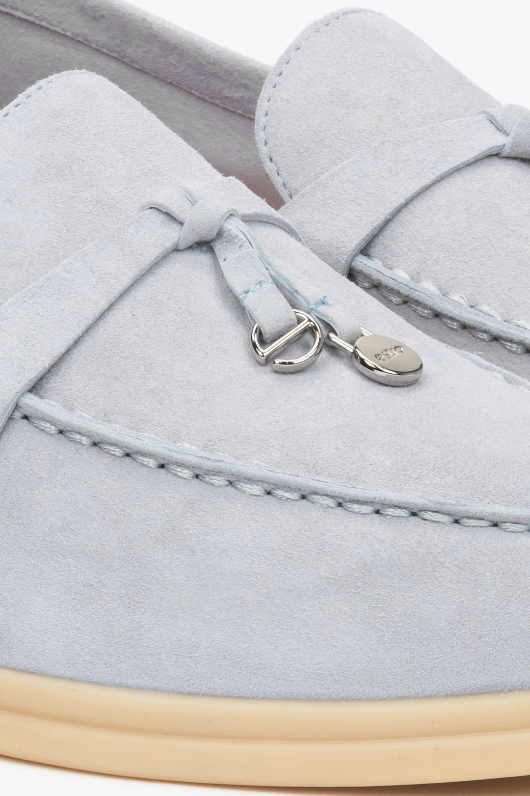 Stilvolle hellblaue Wildleder-Mokassins – ideal für frische, sommerliche Outfits.