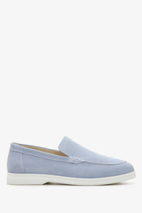 Hellblauer Damen-Loafer aus edlem Veloursleder Estro ER00112381.