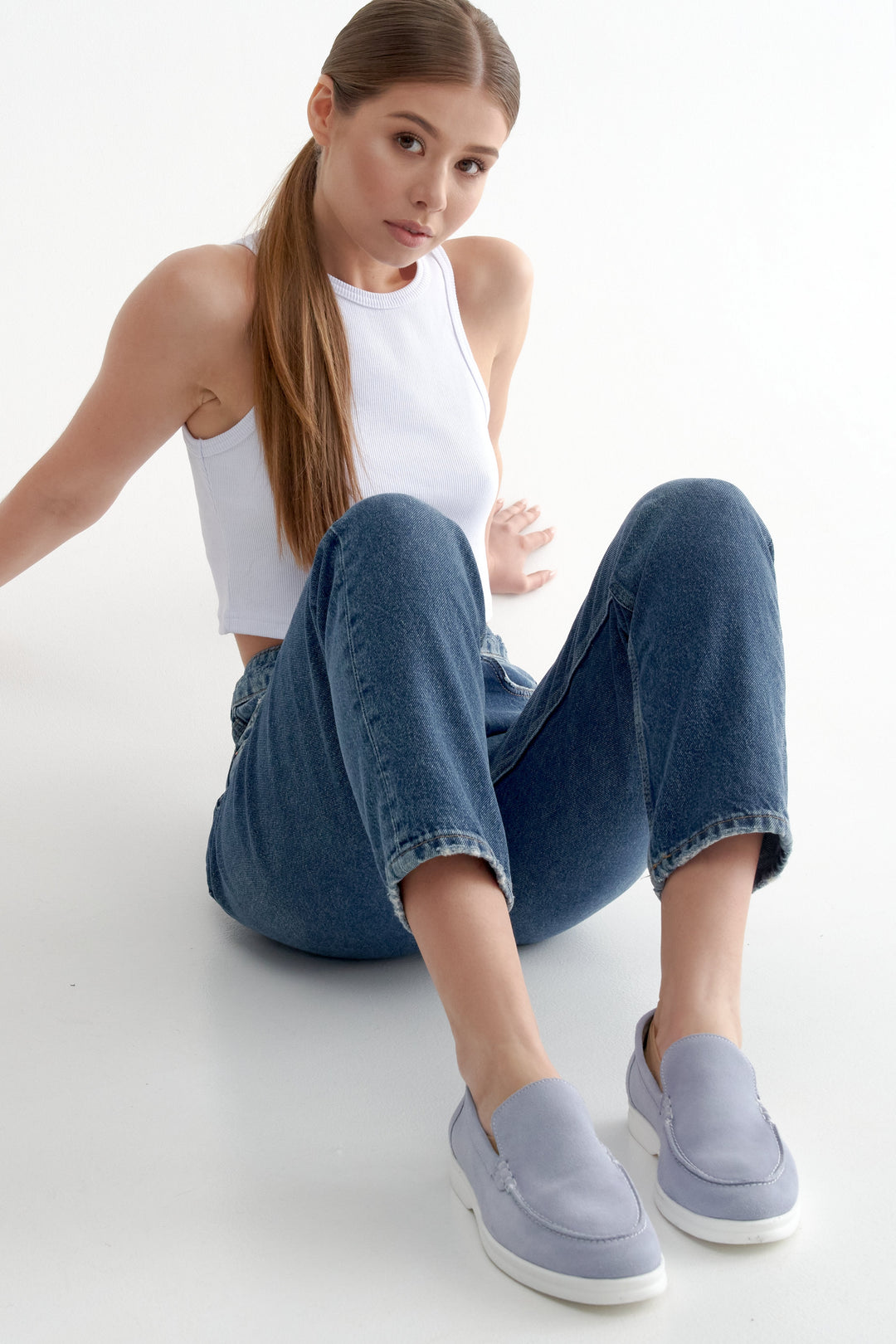 Blaue Damen-Mokassins aus echtem Wildleder – Aufnahme am Modell.