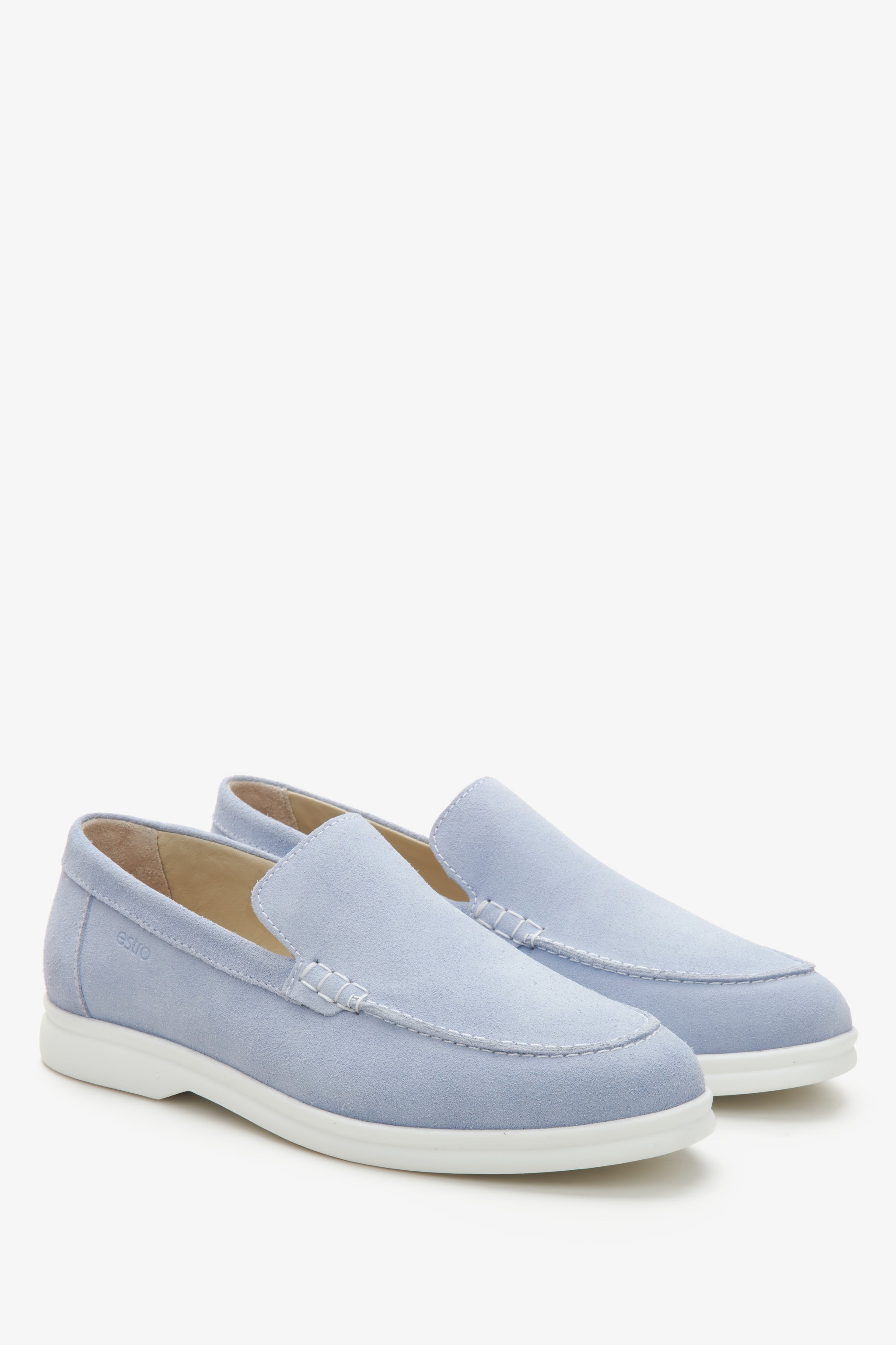 Damen-Wildleder-Loafer in Blau von Estro – Präsentation der Schuhspitze und der seitlichen Vorderkappe.