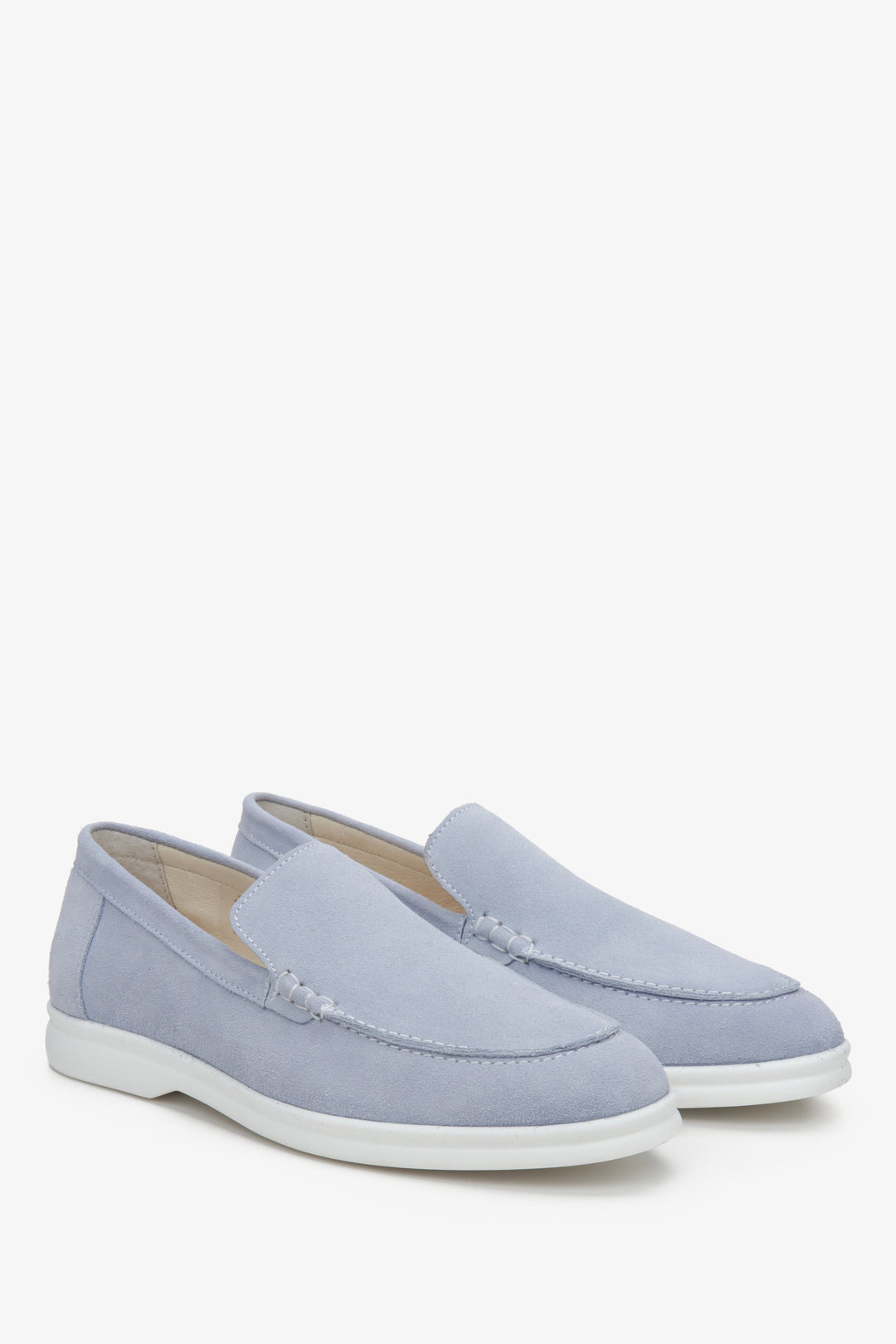 Damen-Wildleder-Loafer in Blau von Estro – Präsentation der Schuhspitze und der seitlichen Vorderkappe.