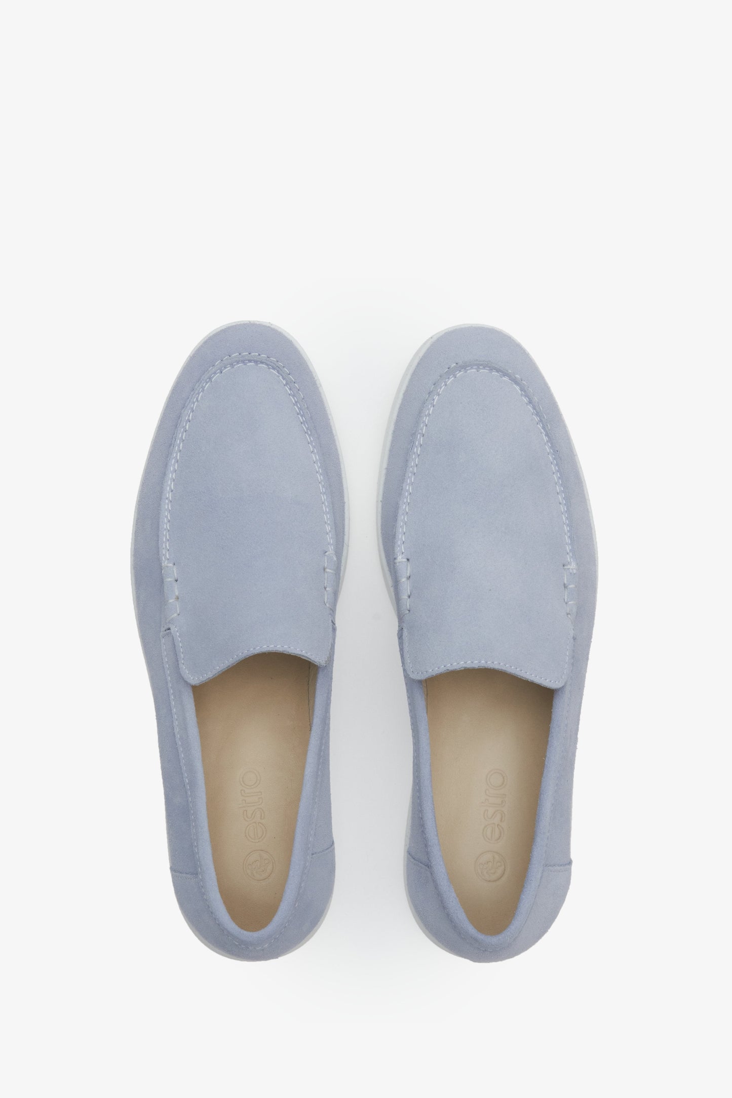 Damen-Wildleder-Mokassins in Blau von Estro – Präsentation der Schuhe von oben.