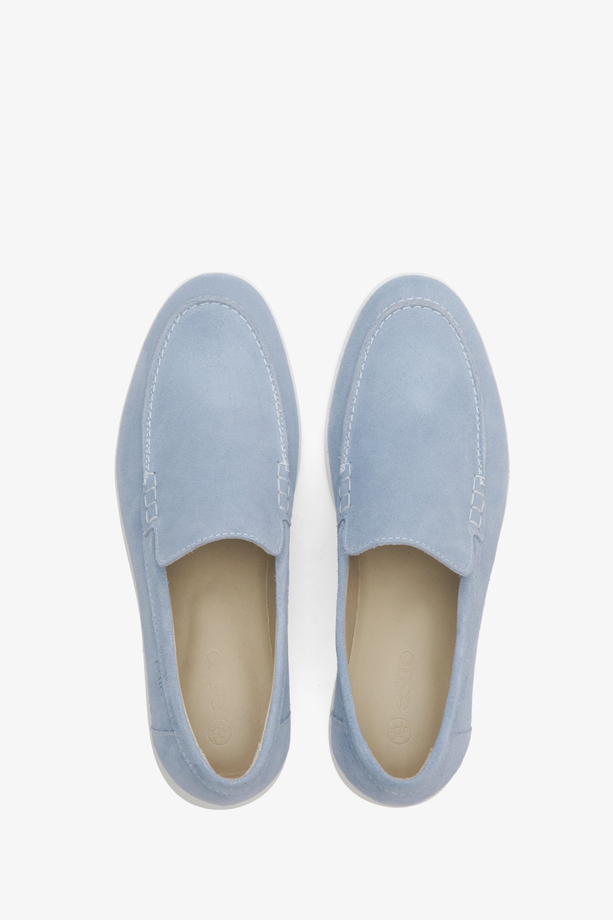 Damen-Wildleder-Mokassins in Blau von Estro – Präsentation der Schuhe von oben.