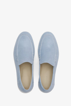 Damen-Wildleder-Mokassins in Blau von Estro – Präsentation der Schuhe von oben.