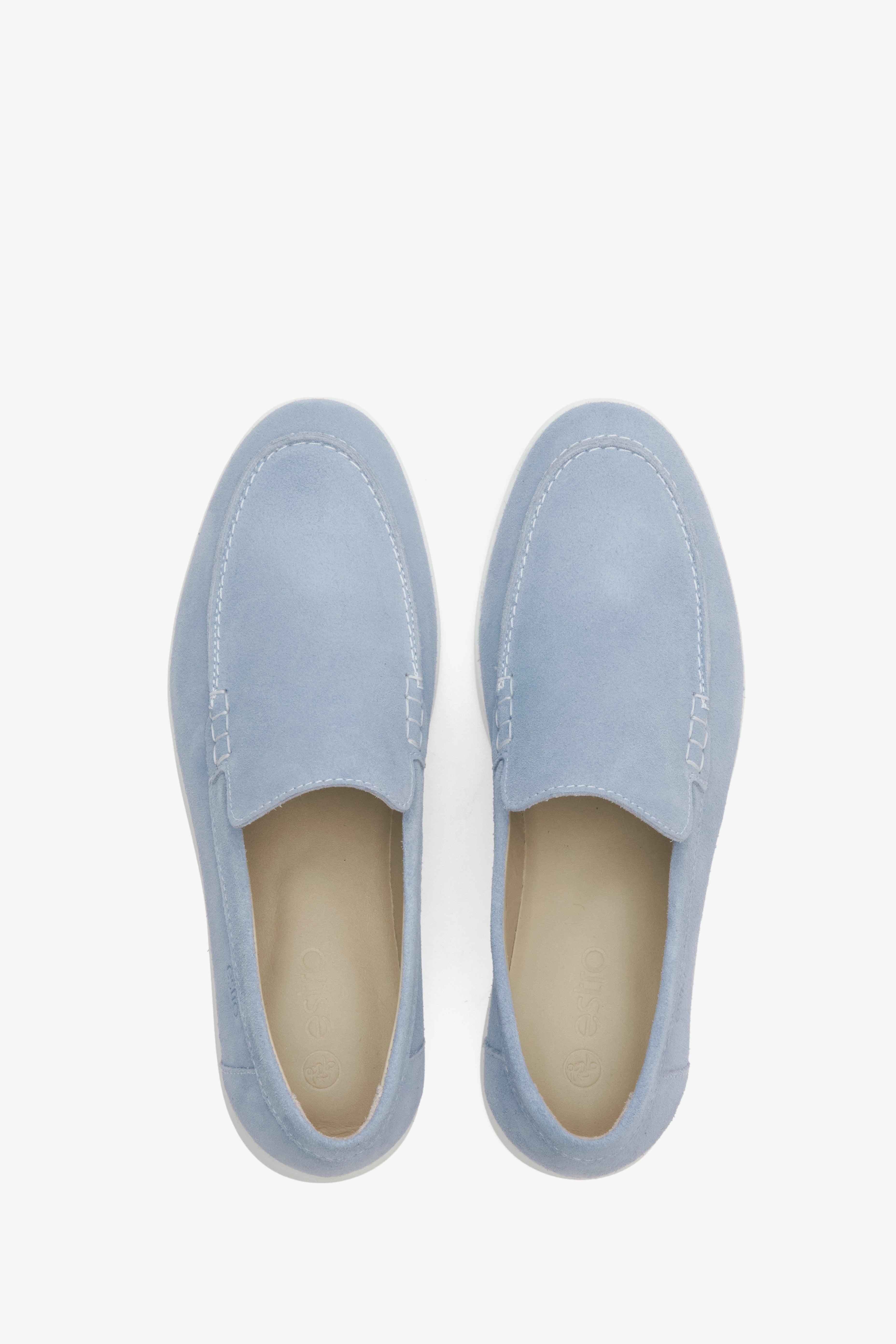 Damen-Wildleder-Mokassins in Blau von Estro – Präsentation der Schuhe von oben.