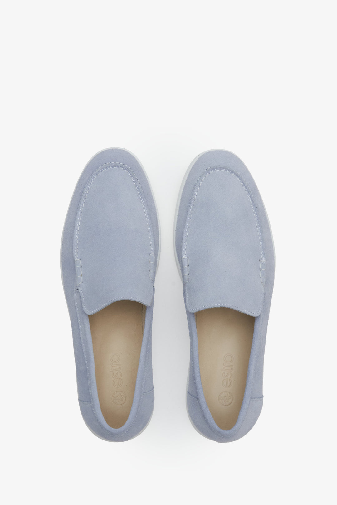 Damen-Wildleder-Mokassins in Blau von Estro – Präsentation der Schuhe von oben.