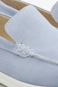Damen-Mokassins von Estro aus natürlichem Wildleder in Blau – Nahaufnahme der Details.