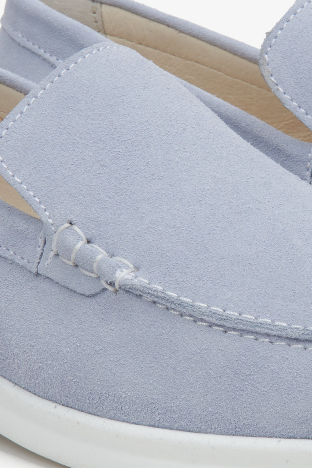 Damen-Mokassins von Estro aus natürlichem Wildleder in Blau – Nahaufnahme der Details.