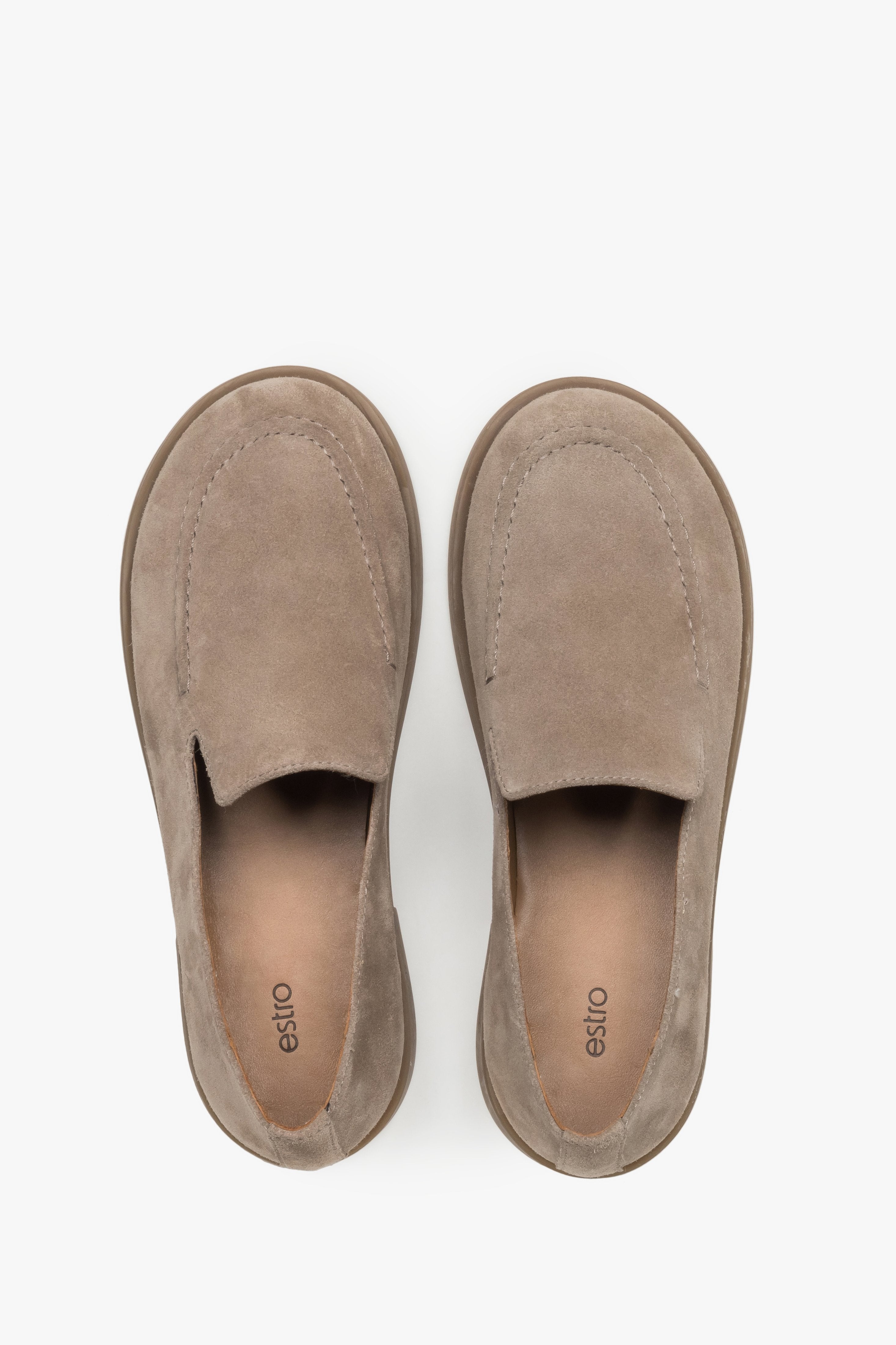 Draufsicht auf das Paar hellbrauner Damen-Barefoot-Mokassins aus Premium-Velours.