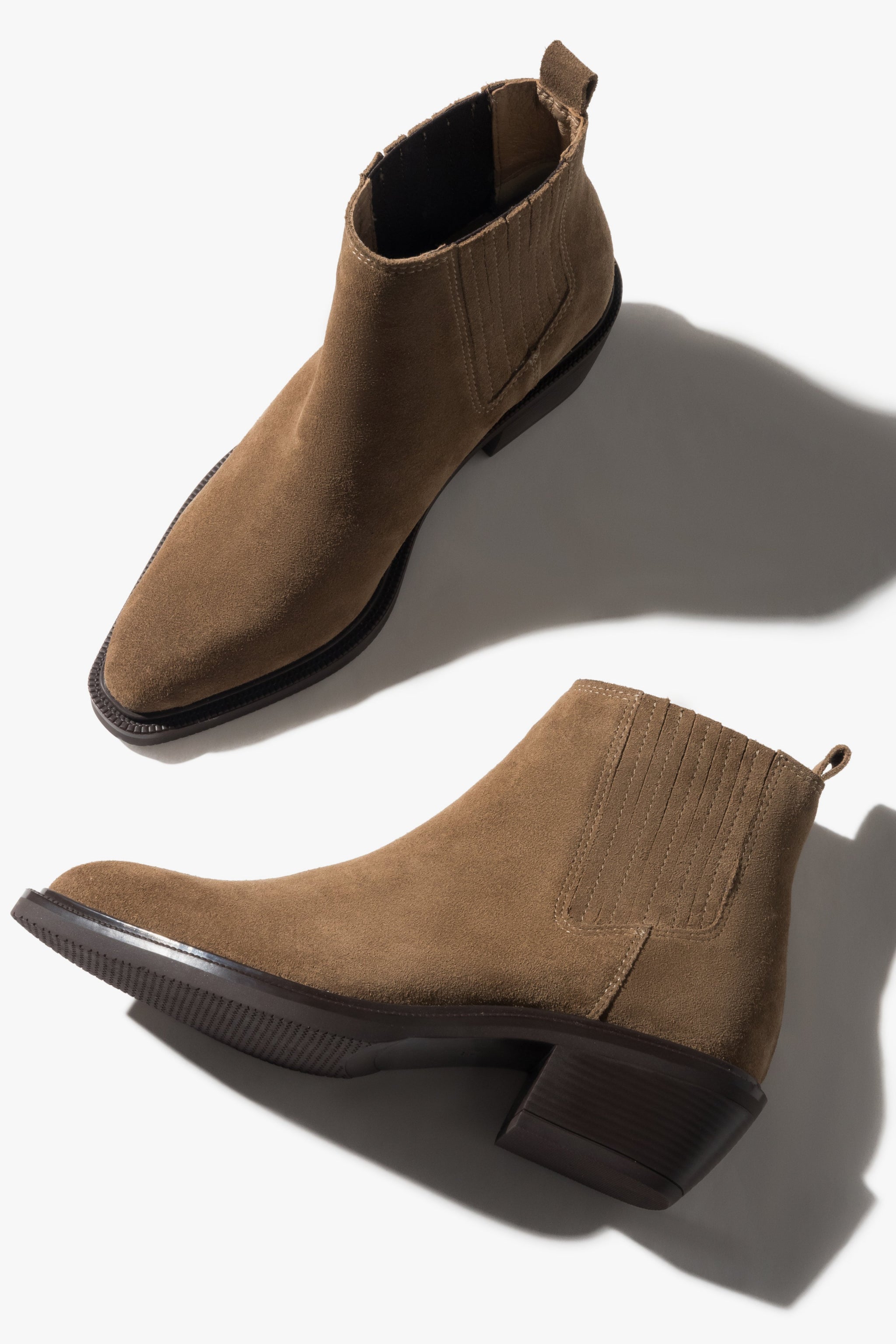 Draufsicht auf das Paar hellbrauner Damen-Cowboystiefeletten aus Velours