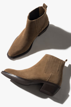 Draufsicht auf das Paar hellbrauner Damen-Cowboystiefeletten aus Velours