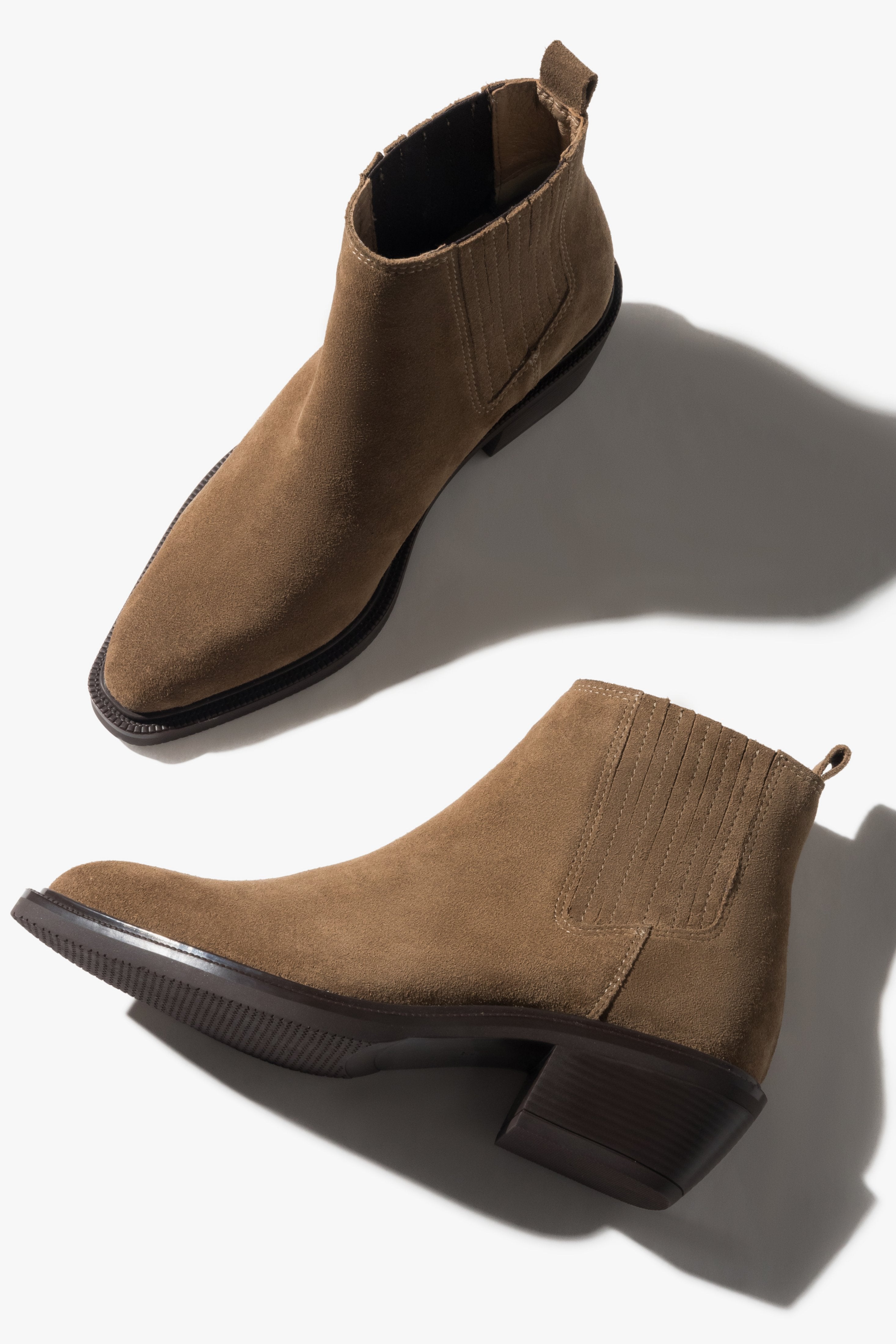 Draufsicht auf das Paar hellbrauner Damen-Cowboystiefeletten aus Velours