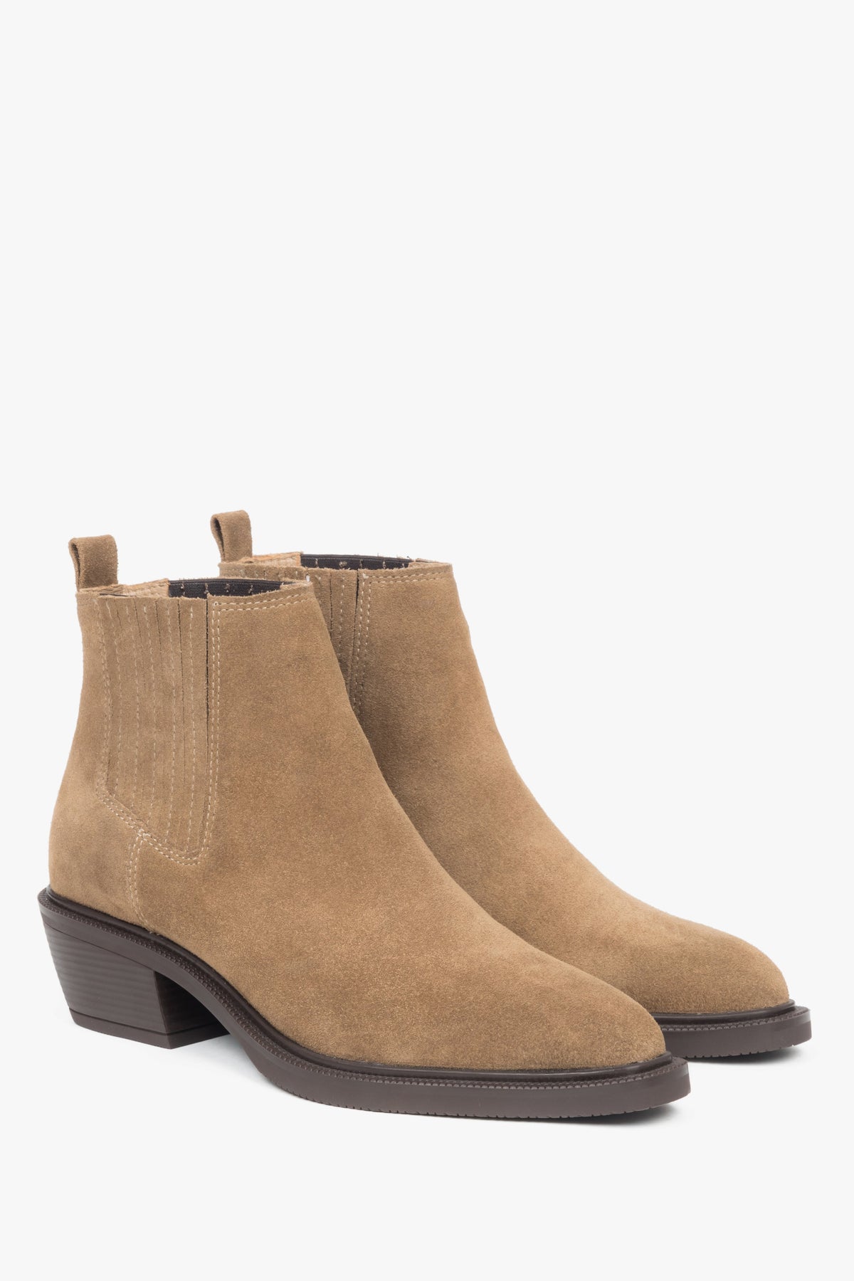 Leicht schräge Ansicht der kurzen Cowboystiefel aus Premium-Velours