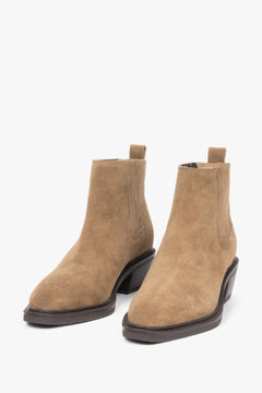 Frontal-schräge Ansicht der hellbraunen Western-Stiefeletten für Damen