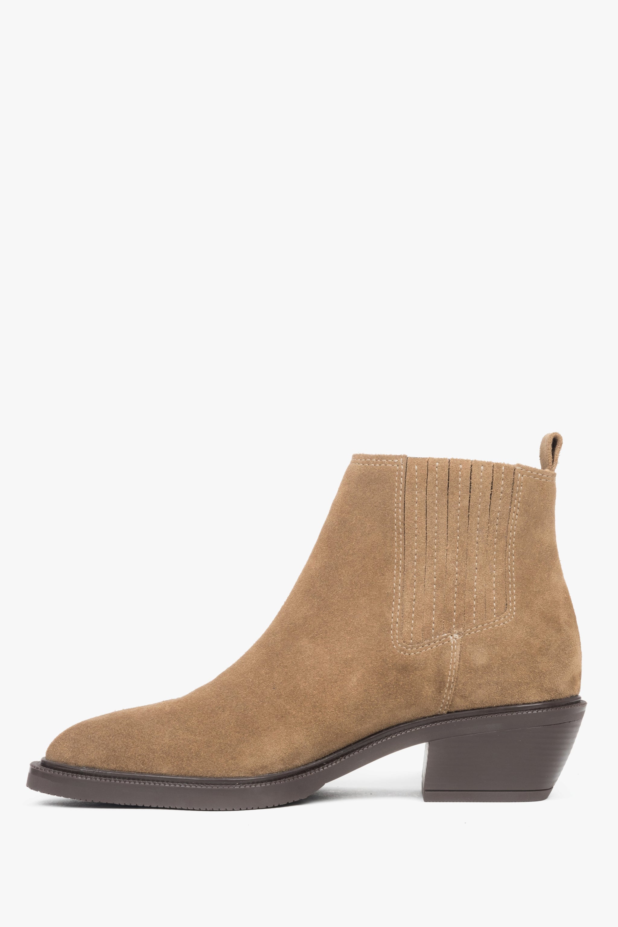 Klares Seitenprofil der hellbraunen Damen-Cowboystiefeletten aus Premium-Velours