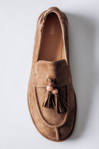 Draufsicht auf den hellbraunen Damen-Loafer aus Veloursleder mit Zierquaste
