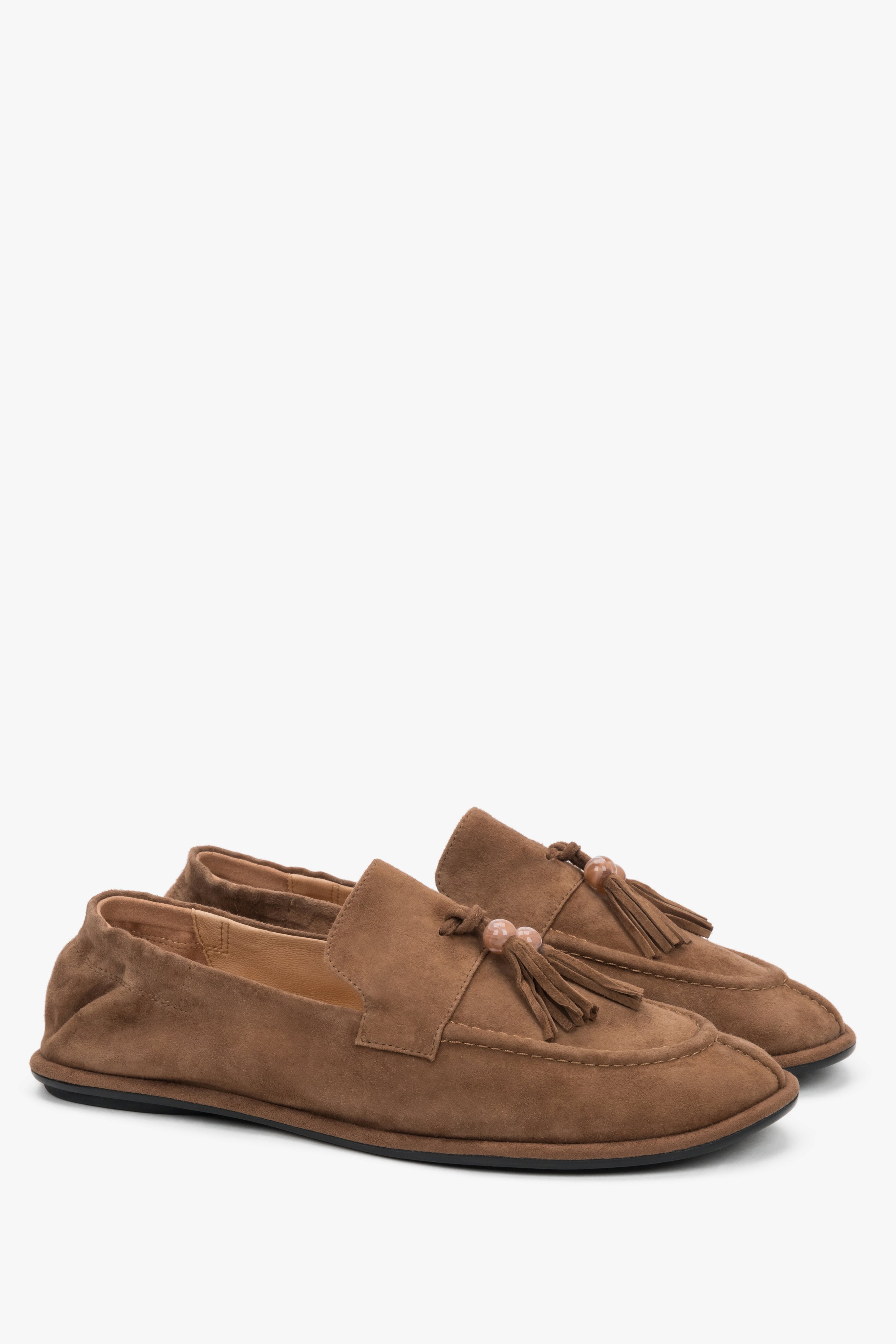 Schrägansicht des Paares hellbrauner Veloursleder-Loafer im Barefoot-Stil