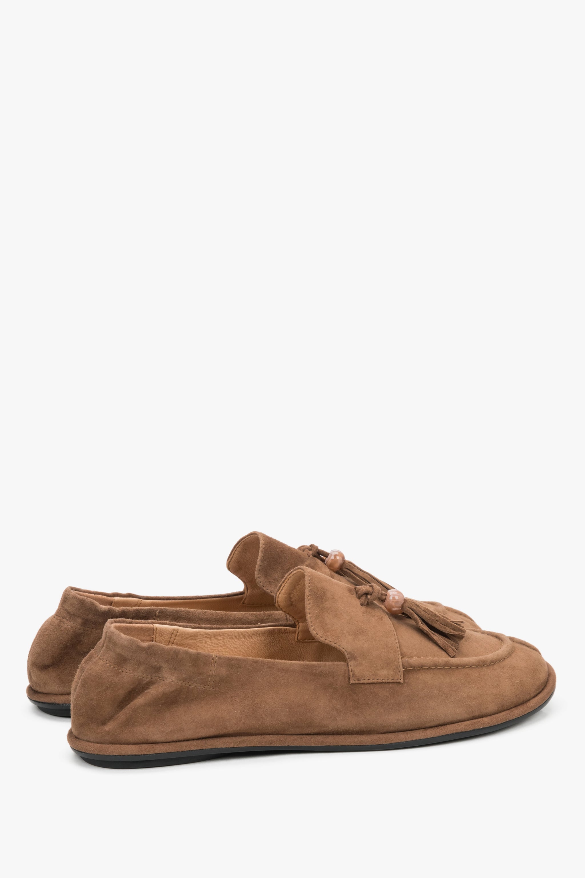 Rückwärtige Schrägansicht des Paares hellbrauner Veloursleder-Loafer
