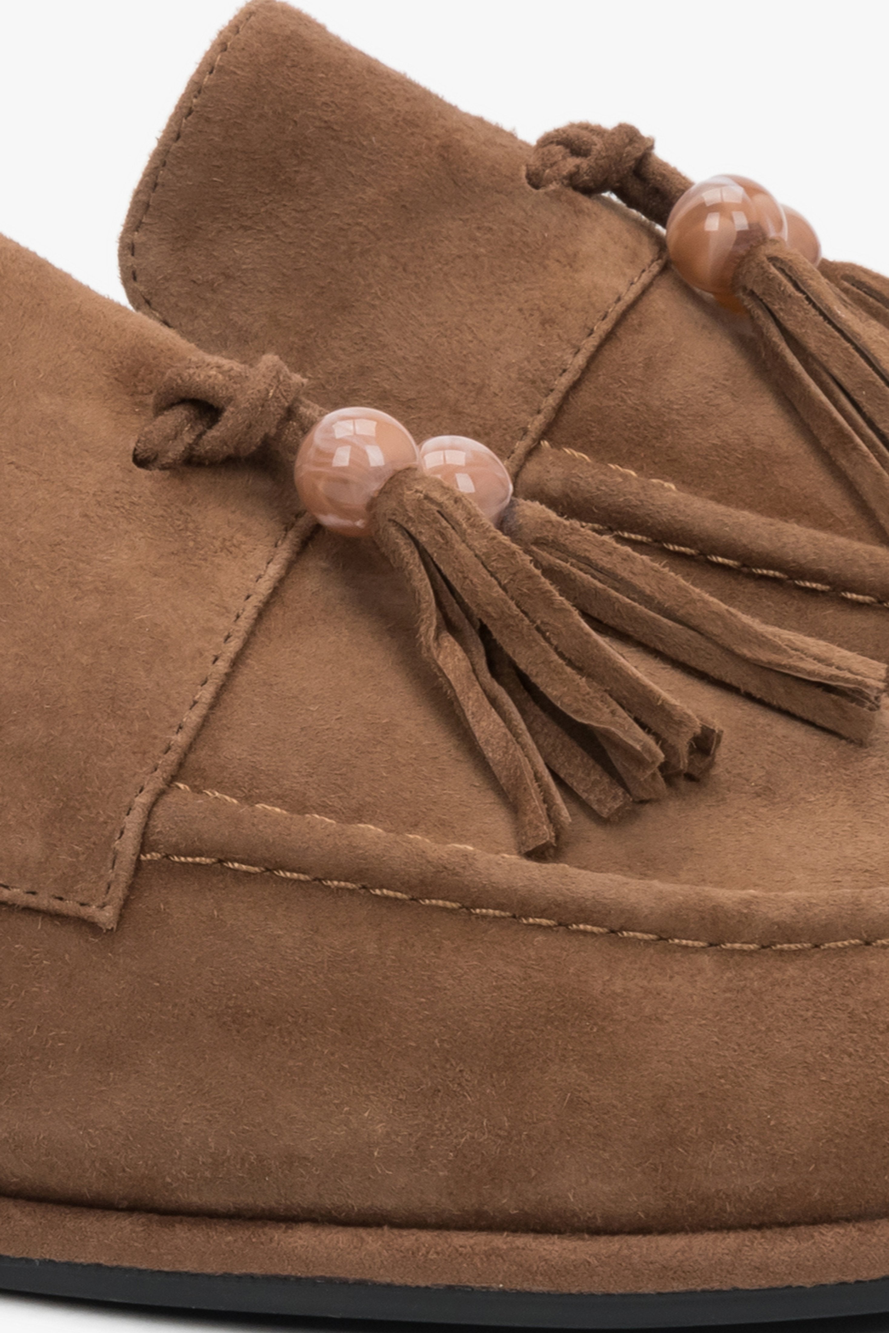 Detailaufnahme der Zierquaste mit Perle auf dem hellbraunen Velours-Loafer