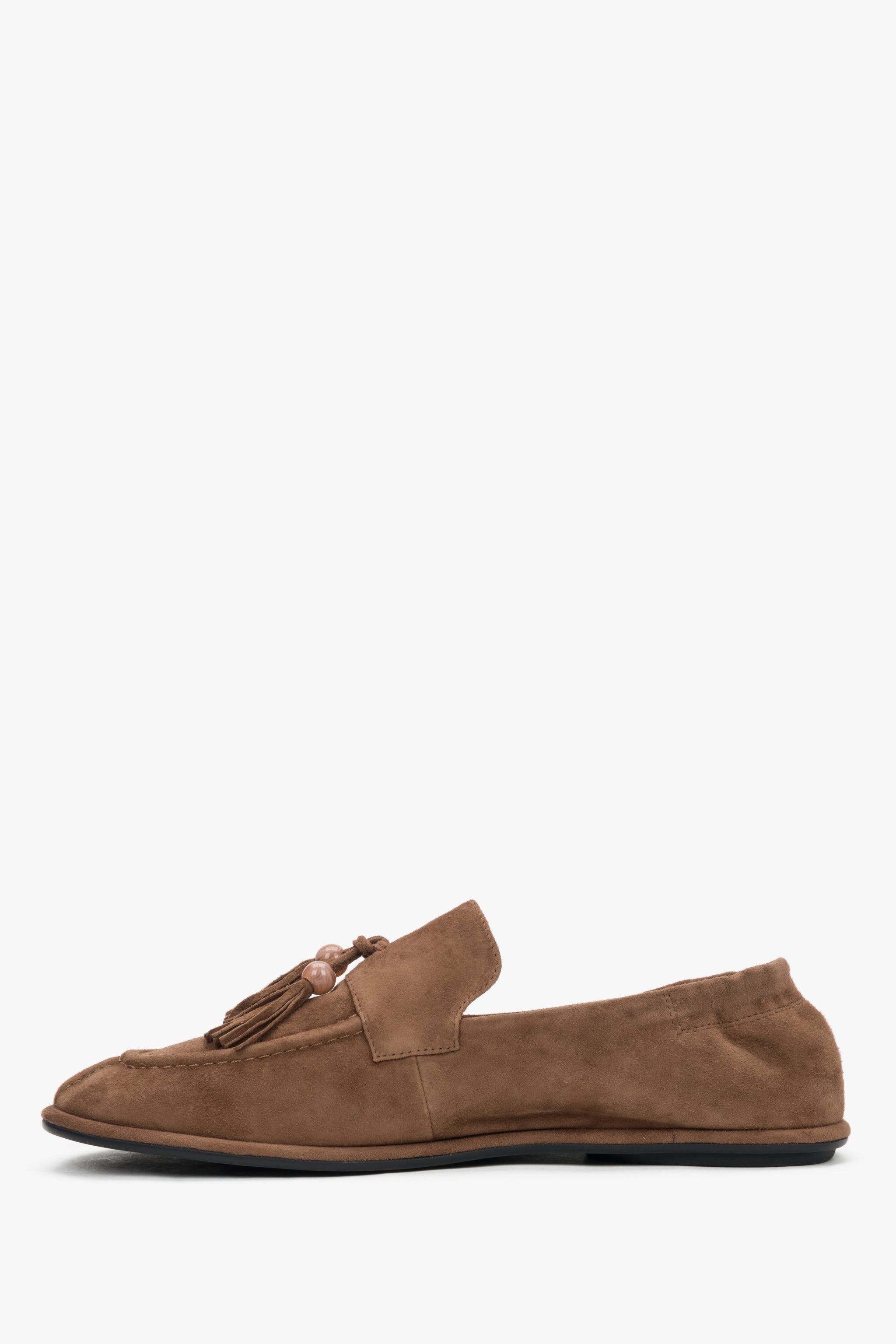 Linke Seitenansicht der hellbraunen Damen-Loafer mit flexibler Gummisohle