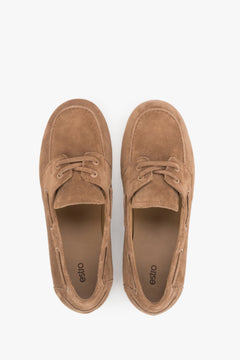Hellbraune Damen-Loafer aus Veloursleder von oben als Paar