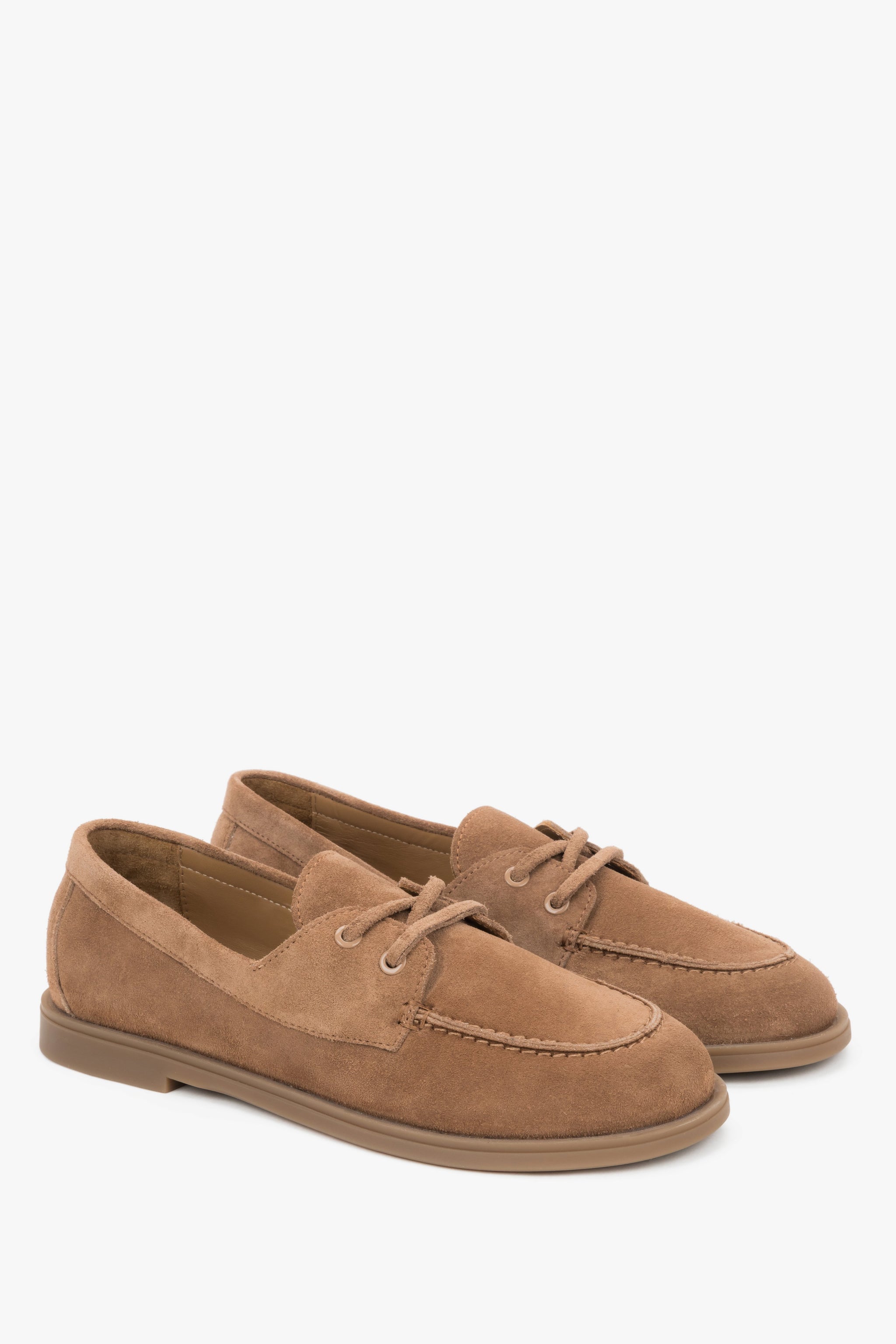Hellbraune Bootsschuhe für Damen aus Veloursleder in schräger Ansicht