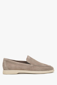 Seitenansicht des hellbraunen Damen-Loafers aus samtigem italienischem Velours