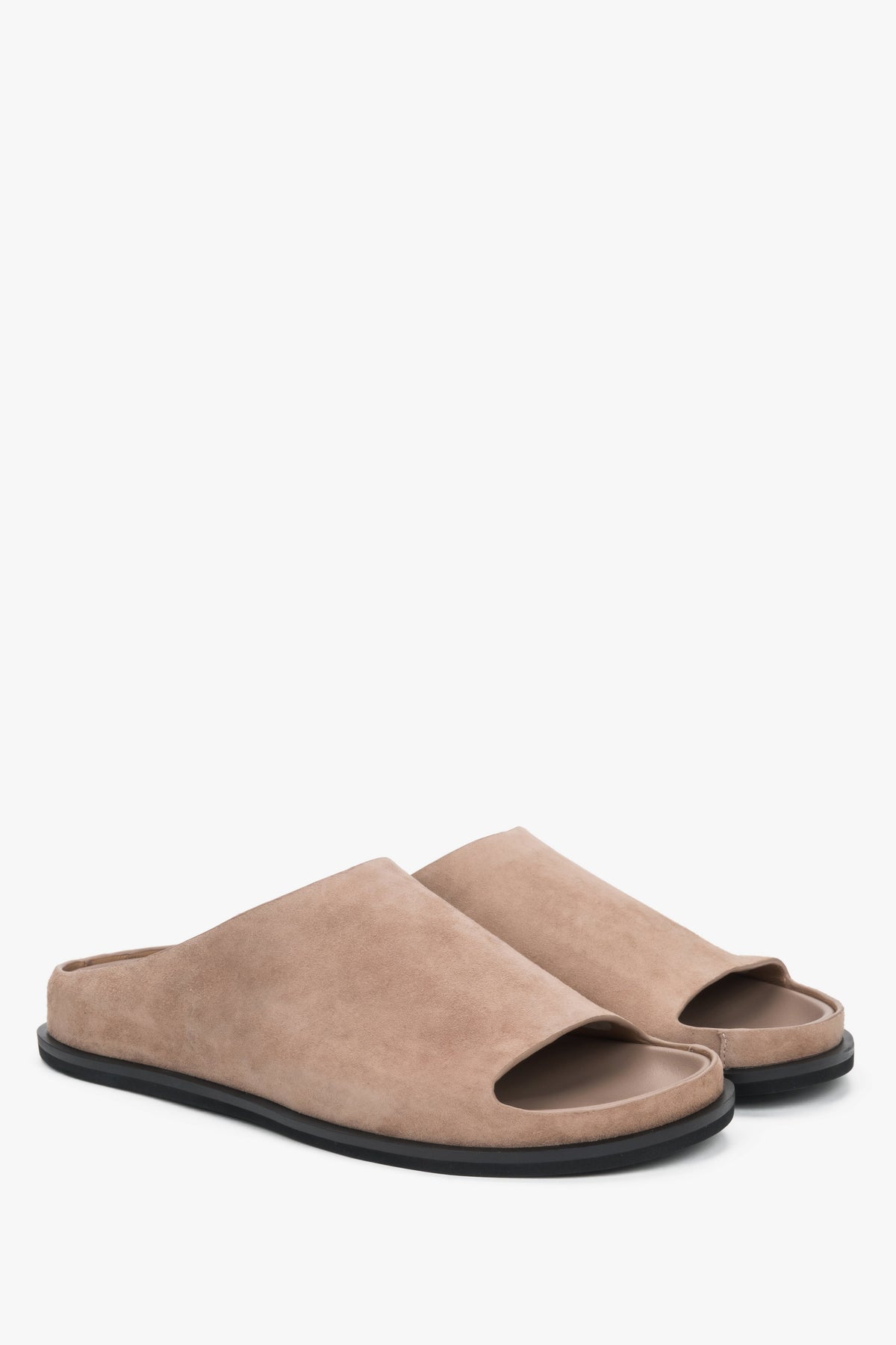 Schräge Seitenansicht der bequemen Damen-Pantoletten im minimalistischen Design.