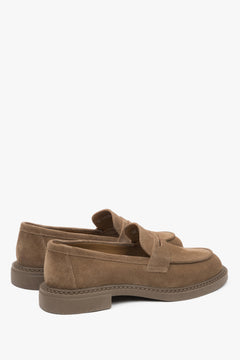 Hellbraune Slipper mit dekorativem Detail auf der Zunge – Estro ER00116886