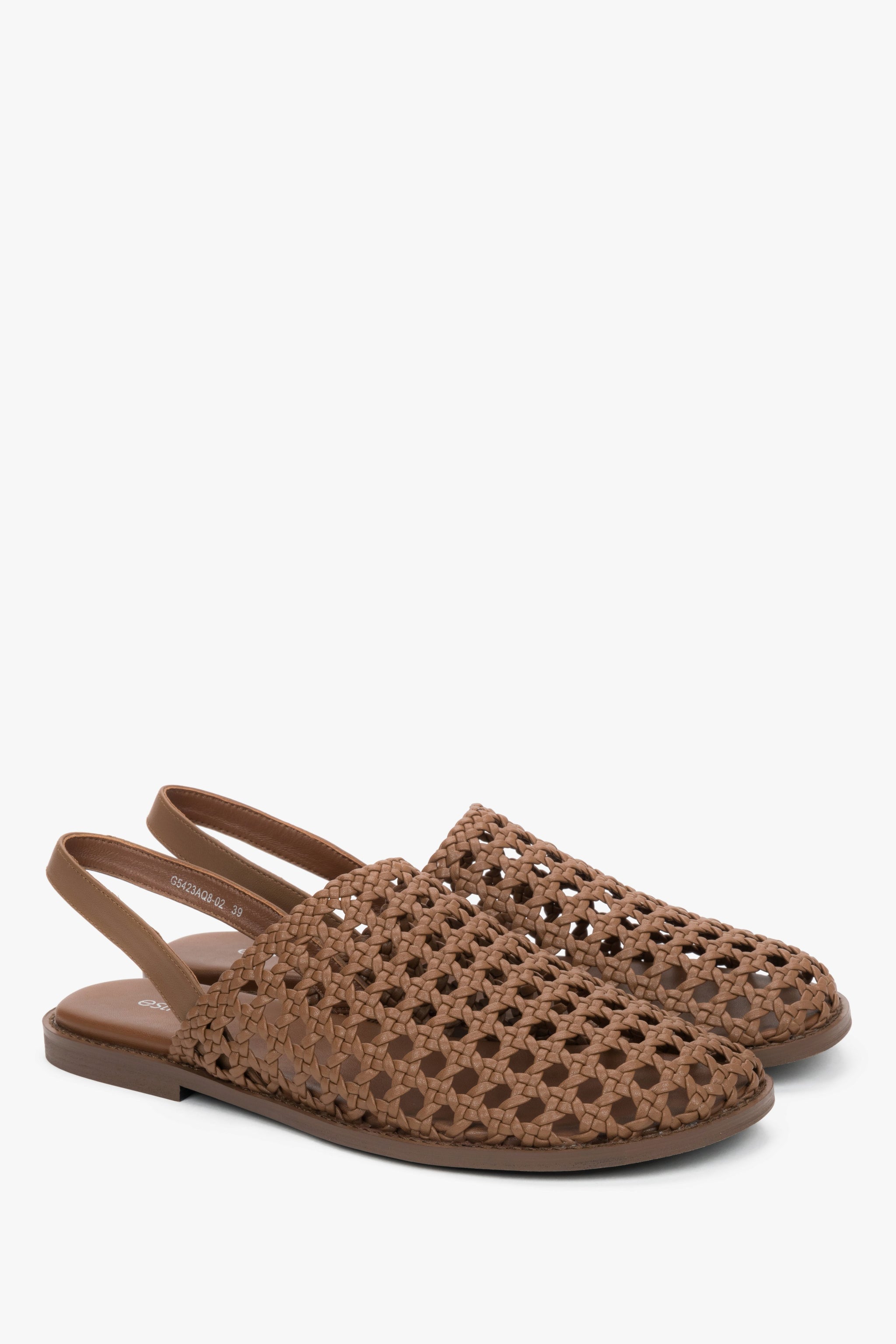 Angewinkelte Ansicht der hellbraunen Damen-Sandalen mit Ajour-Muster aus Leder.