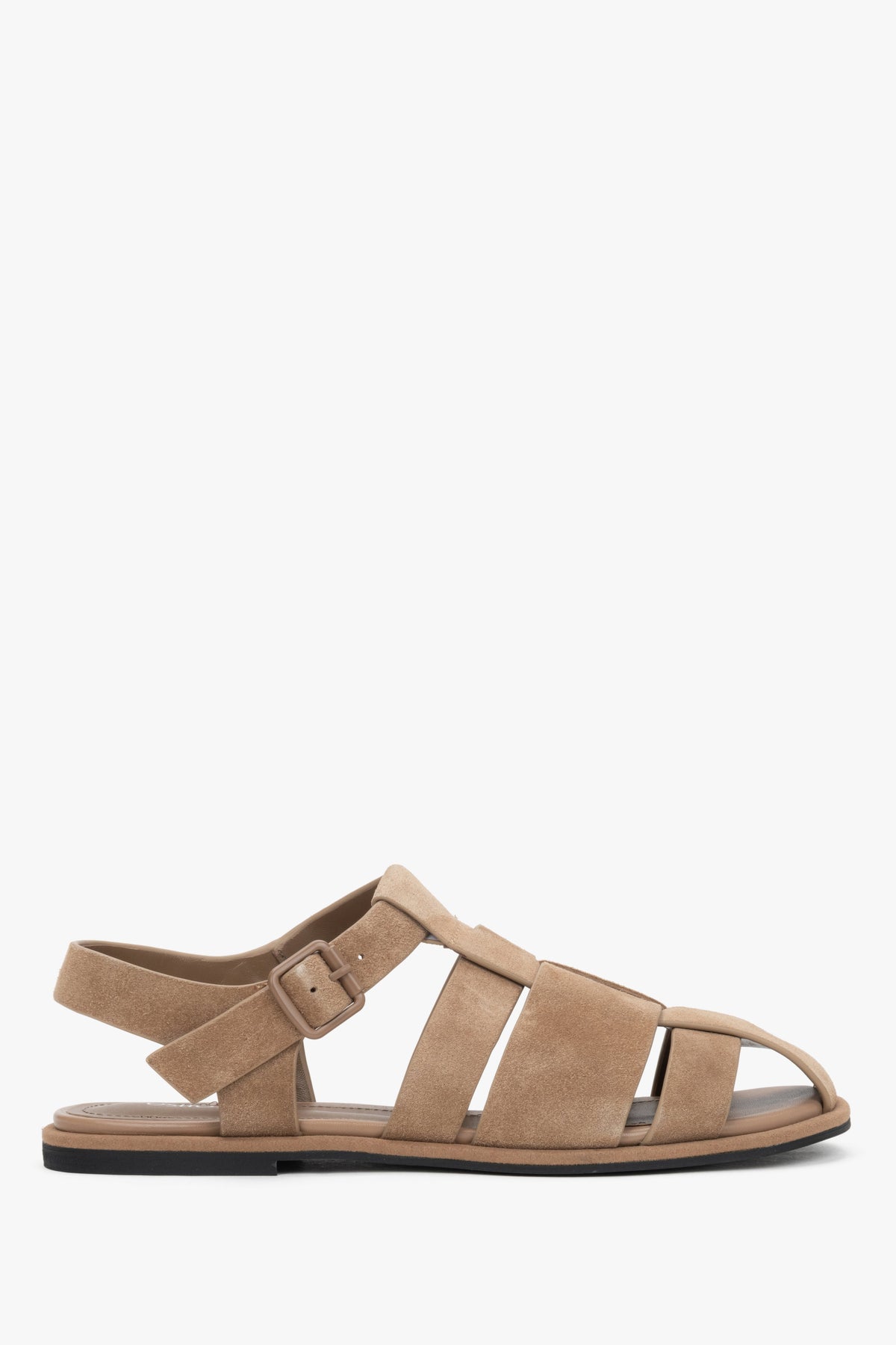 Seitenansicht der hellbraunen Velours-Sandalen mit geflochtenen Riemen und Schnalle.