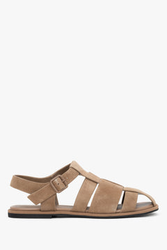 Seitenansicht der hellbraunen Velours-Sandalen mit geflochtenen Riemen und Schnalle.