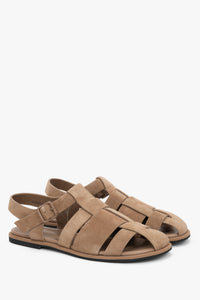 Draufsicht auf das Paar hellbrauner Sandalen mit Chevro-Leder-Innensohle.